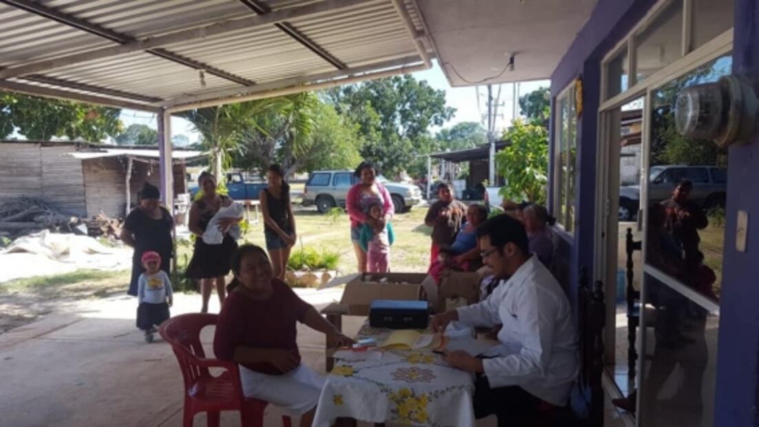 Doctor en bici atiende comunidades rurales