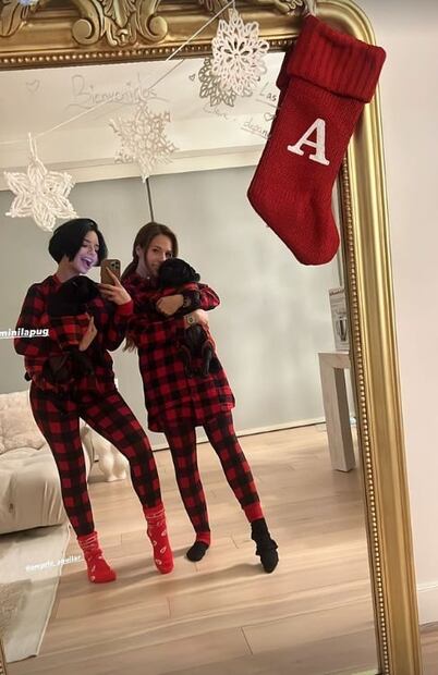 Ángela Aguilar conquista Instagram con pijama navideña