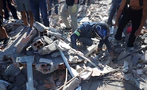 Una persona busca en los escombros de un edificio colapsado este lunes, en Cali (Colombia). Al menos 20 edificios sufrieron graves daños por consecuencia del terremoto de magnitud 7,4 que sacudió la mayor parte del país, con epicentro en la zona del Pacífico. Foto: EFE