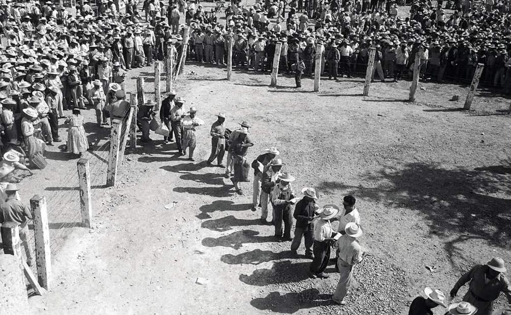 Braceros esperan en fila para mostrar sus papeles en el Centro de Procesamiento de Monterrey. Según Sandra González, el salario en México en ese entonces rondó los 5 pesos, mientras en EU se recibían 65 pesos, ganando en dos días lo que se recibiría en un mes en nuestro país. Foto: Leonard Nadel/National Museum of American History.