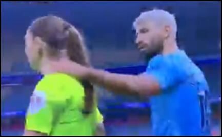 'Kun' Agüero toca a jueza de línea y es criticado