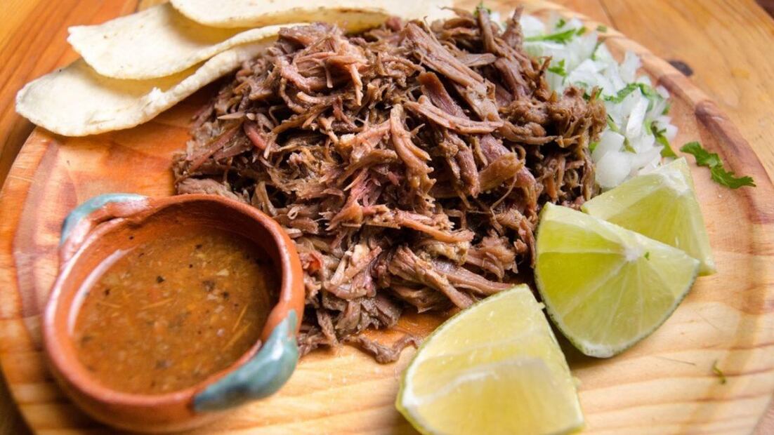 La barbacoa es uno de los platillos más representativos de la gastronomía mexicana. Fuente: Freepik.