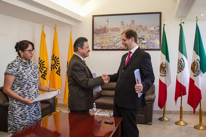 Navarrete entrega oficina del PRD a Basave