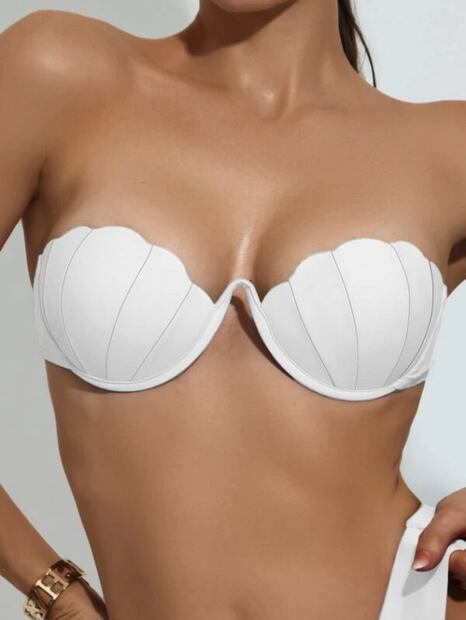 Esposa de Carlos Vela modela bikini blanco de sirena