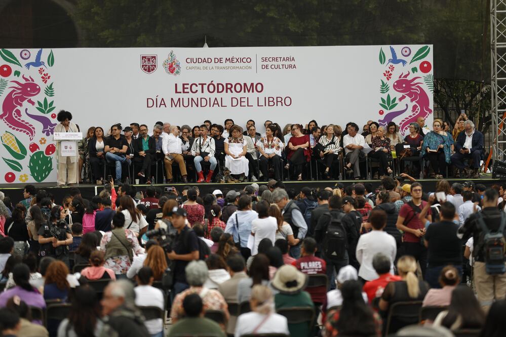 Al encabezar el “Lectódromo” en la plancha del Zócalo de la Ciudad de México, la jefa de Gobierno, Clara Brugada, invitó a los ciudadanos a leer. (Foto: Diego Israel/ EL UNIVERSAL)