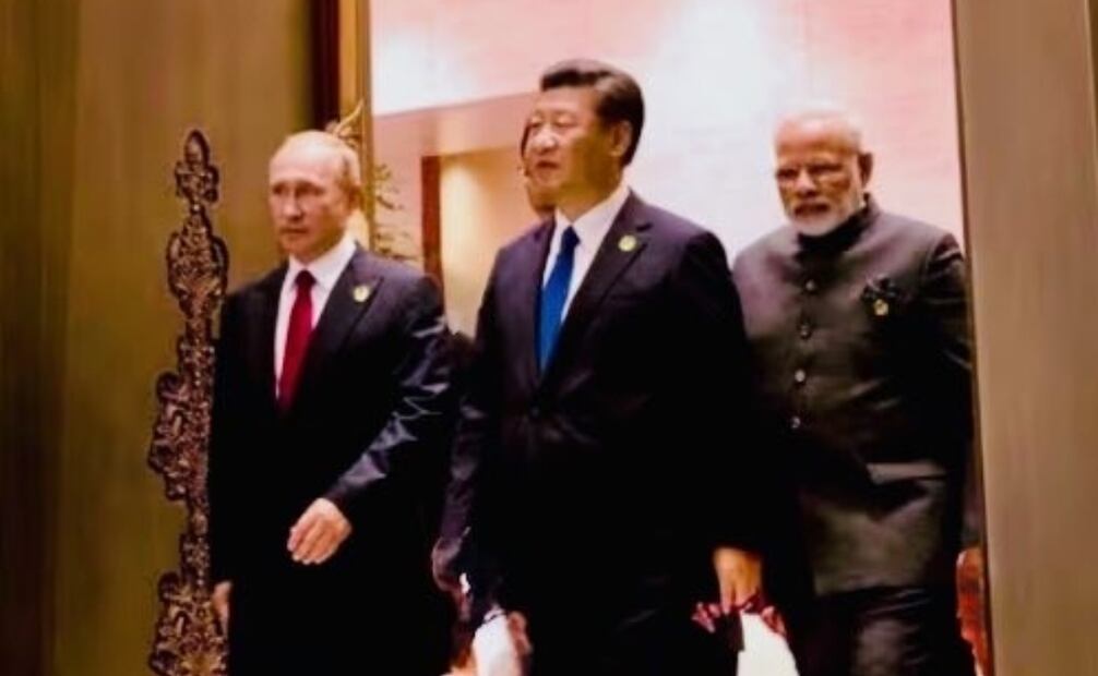 Fotografía tomada de la cuenta oficial @realDonaldTrump de la red social Truth Social donde se observa al presidente de China, Xi Jinping, junto a su homologo ruso, Vladímir Putin (i) y al primer ministro de la India, Narendra Modi. El presidente de Estados Unidos, Donald Trump, dio por "perdidos" este viernes a la India y Rusia al asegurar que prefirieron acercarse a la "oscura" China y les deseó un "próspero futuro juntos". Foto: EFE