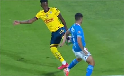 Semifinales del Clásico Joven arranca con polémica; posible mano de Erik Lira enciende CU