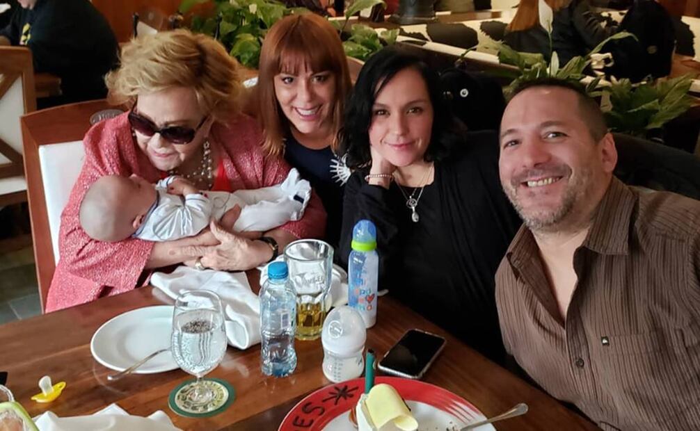 Nuevo escándalo en la familia Guzmán Pinal; el pequeño Apolo no es hijo de Luis Enrique. En esta foto aparece Silvia Pinal con Apolo, junto a Alejandra Guzmán, Mayela y Luis Enrique.