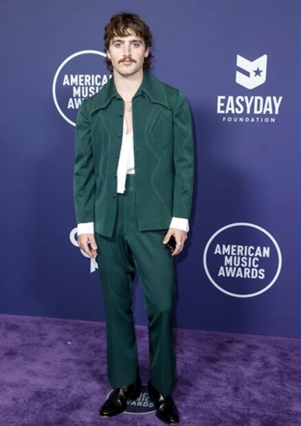 Benson Boone a su llegada a la alfombra roja de los American Music Awards. Foto: EFE.