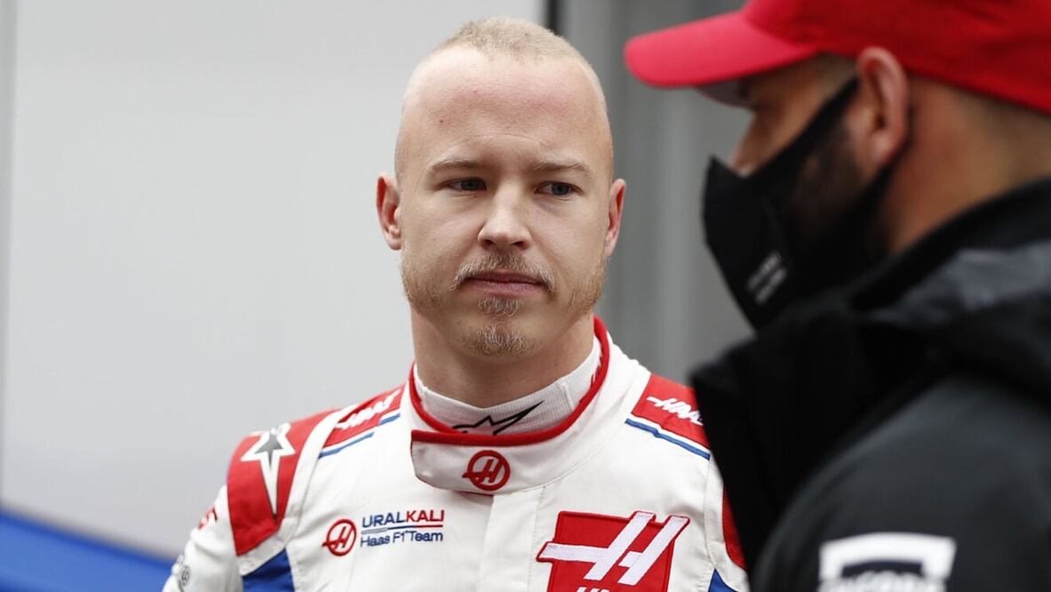 Policía confisca mansión de 115 MDD a expiloto de la F1