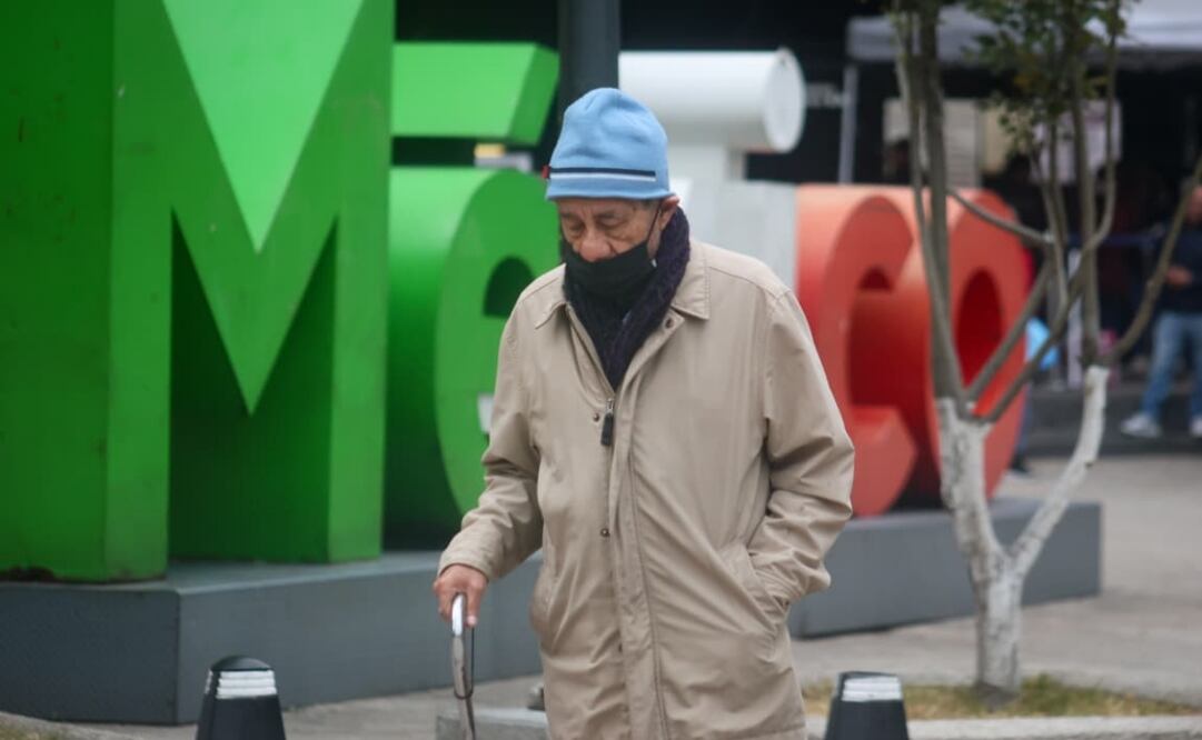 Transeúntes con chamarras, gorros y guantes por las calles del Centro Histórico. Foto: Luis Camacho / EL UNIVERSAL
