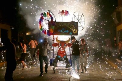 “¡Ahí viene el toro!” Habitantes de Tultepec celebran con baile, cohetes, feria y comida a San Antonio de Padua