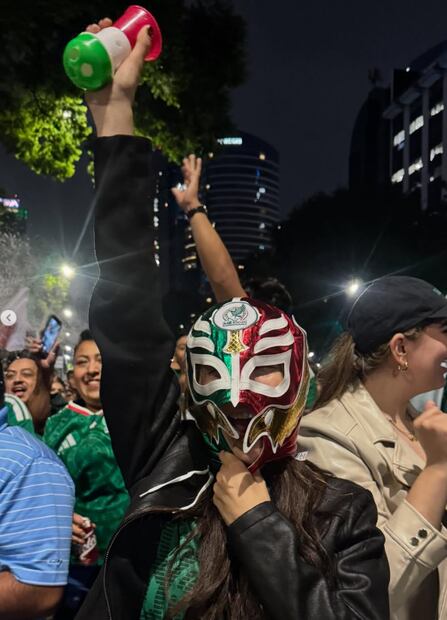 Majo Aguilar celebra enmascarada el triunfo del TRI en su segundo partido mundialista.
Instagram majo__aguilar