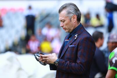 Higuera borra cualquier rastro de Chivas en su Twitter