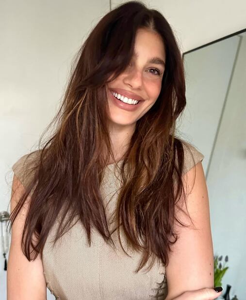 Color de cabello cobre derretido, mezcla de tonos cálidos y reflejos dorados, ideal para invierno 2025. Foto: Instagram @camilamorrone