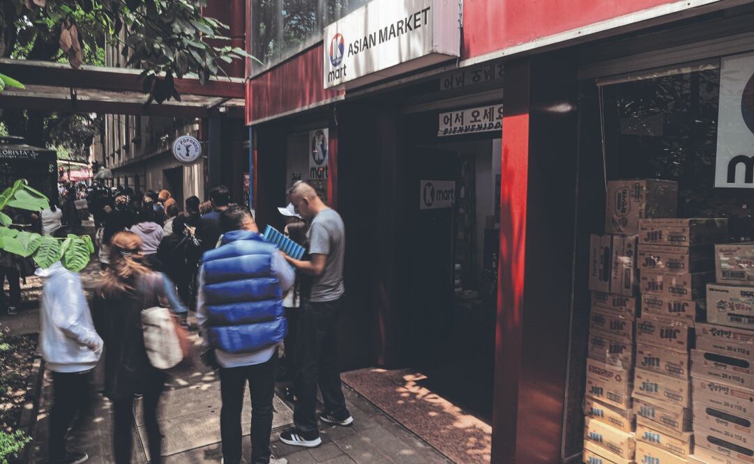 En el minisúper ubicado en la calle Varsovia, las ventas fueron buenas el 30 de junio, pero ante la insistencia en la venta de bebidas alcohólicas y el caos que se generó ante el triunfo de la Selección Nacional, optaron por cerrar temprano el próximo domingo. Foto: Gabriel Pano/ EL UNIVERSAL