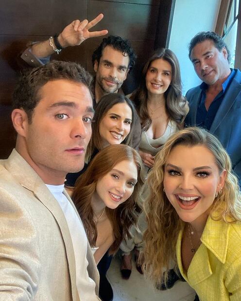 Marjorie de Souza junto al elenco de "Golpe de Suerte"