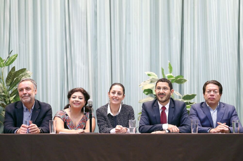 En su ratificación como coordinadora de Organización de Morena, Claudia Sheinbaum (centro) estuvo acompañada por Alfonso Ramírez, Clara Brugada, Martí Batres y Mario Delgado. (BERENICE FREGOSO. EL UNIVERSAL)