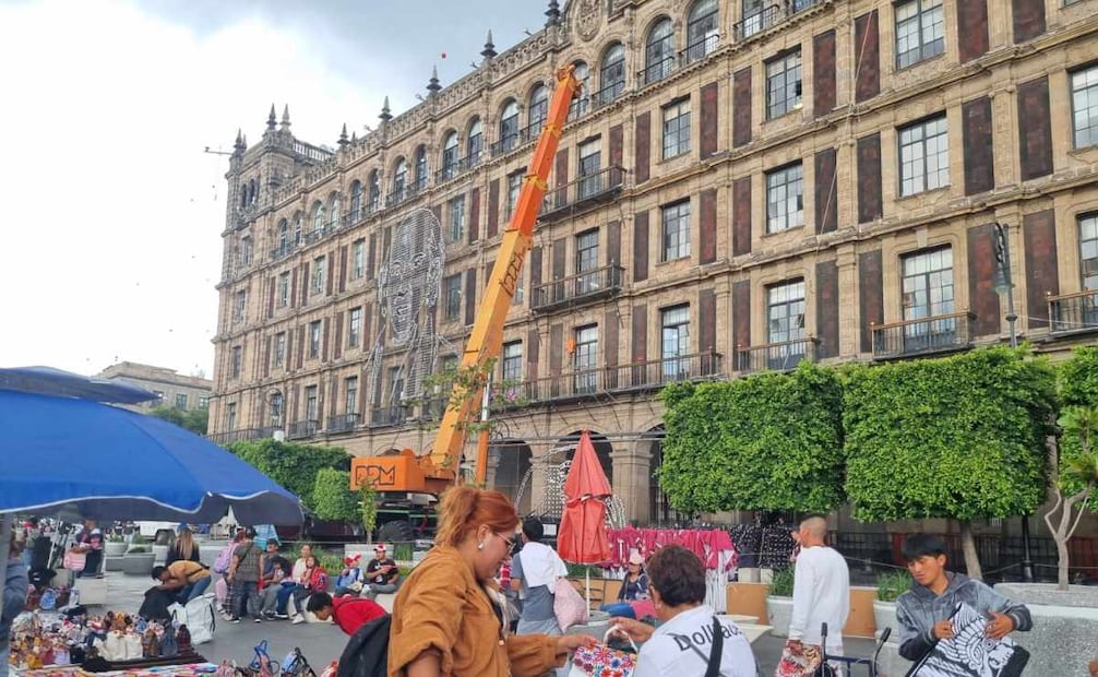 Arranca colocación de alumbrado por fiestas patrias en el Zócalo (18/08/2025)