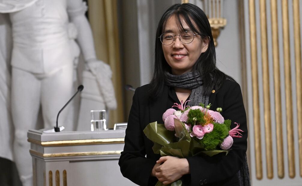 Han Kang realiza un recorrido por sus obras, reflexionando sobre cómo, a lo largo de su carrera, comenzó a cuestionarse profundamente sobre el amor y la violencia. Foto: Pontus Lundahl/TT News Agency via A.