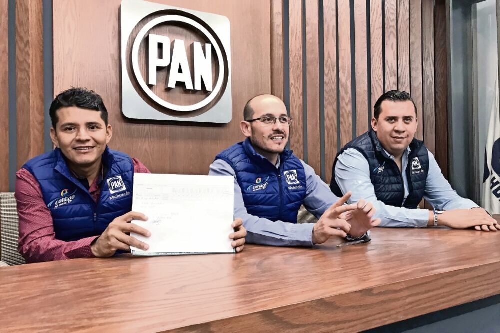 Cemeí Verdía Zepeda (izq.), ex líder de las autodefensas, se presentó ayer ant e el PAN y MC, para registrarse como candidato a diputado local por el Distrito 21 (FOTO: Cortesía Charbell Lucio)