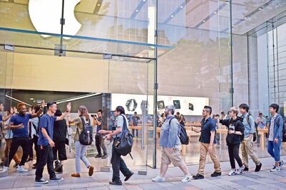  Largas filas, paciencia y expectativas en el primer día de venta del iPhone 7