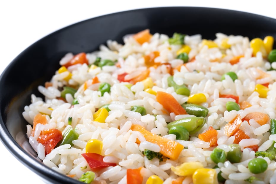 El arroz a la jardinera es una receta clásica y perfecta para acompañar cualquier comida. Foto: Freepik