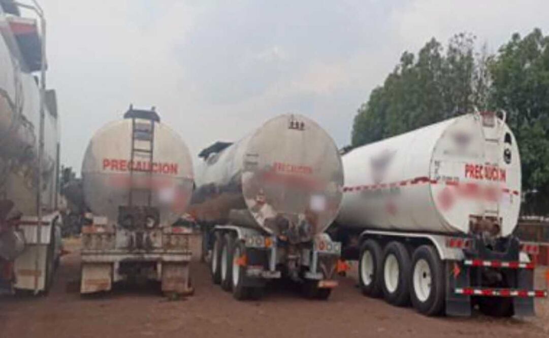 El gobierno federal informó de la detención de nueve hombres tras cuatro cateos en lugares donde presuntamente se almacenaba combustible robado, en el municipio de Salamanca. Foto: Especial
