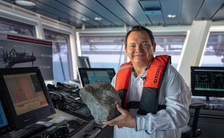 Gobernador de Yucatán visita buque Fernando de Magallanes; supervisa avances del proceso de dragado