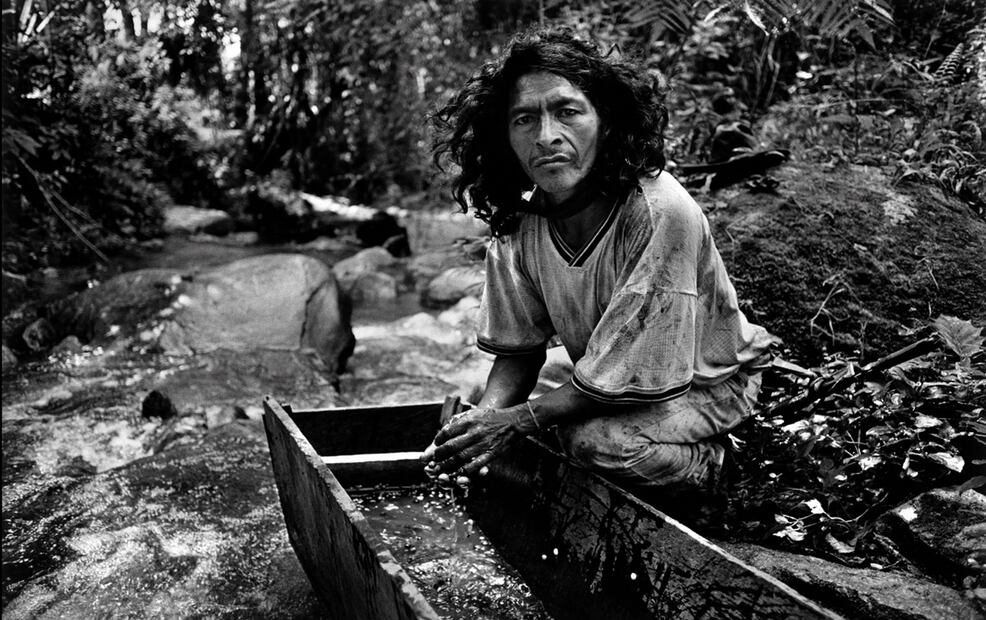 Fotografía tomada en Colombia por el fotógrafo brasileño Sebastião Salgado, que hoy ha presentado en el Postfuhramt (antigua central de correos reconvertida en galería) de Berlín su exposición 'In principio', en la que se exponen imágenes de cinco países cafeteros, 05/09/2008. Foto: EFE / Sebastião Salgado