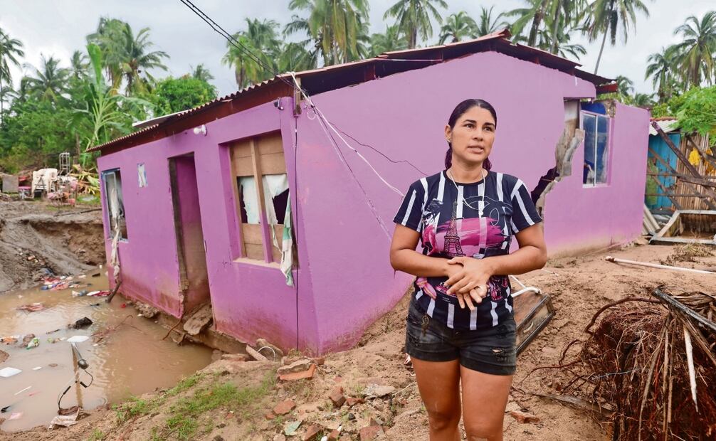 Verónica, quien perdió su casa de dos cuartos y techo de lámina, asegura que está pensando en dejar su comunidad para que sus hijos no vuelvan a pasar lo vivido por las lluvias de John . Foto: Valente Rosas / EL UNIVERSAL
