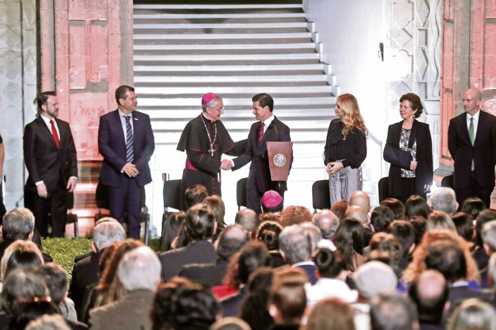 En el patio del Antiguo Colegio de San Ildefonso fue inaugurada la exposición, con la presencia de monseñor Jean-Louis Brugués, delegado oficial de la Santa Sede, así como de funcionarios de los gobiernos federal y local. Foto: ALEJANDRA LEYVA. EL UNIVERS