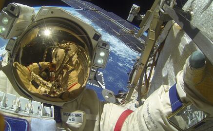 EN VIVO. Cosmonautas rusos realizan caminata afuera de la Estación Espacial Internacional