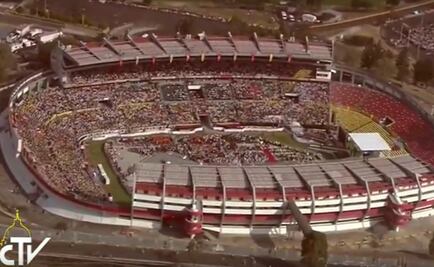 Papa llega a estadio para encuentro con jóvenes