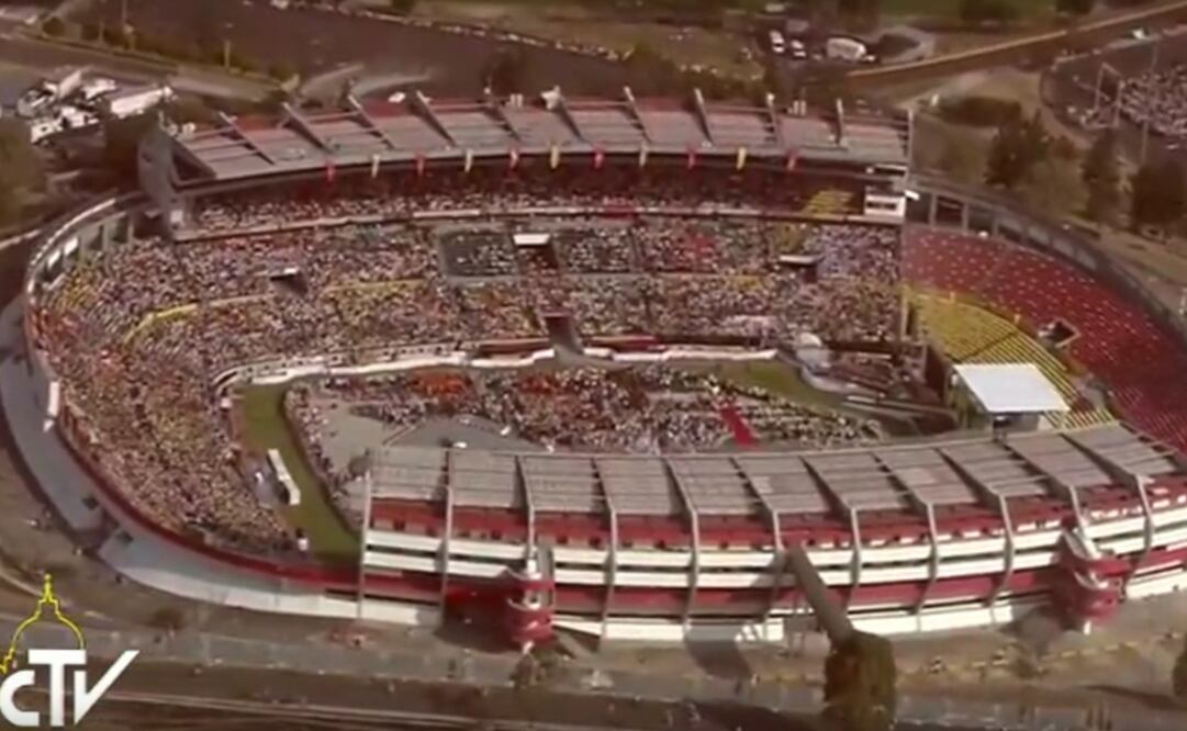 Papa llega a estadio para encuentro con jóvenes