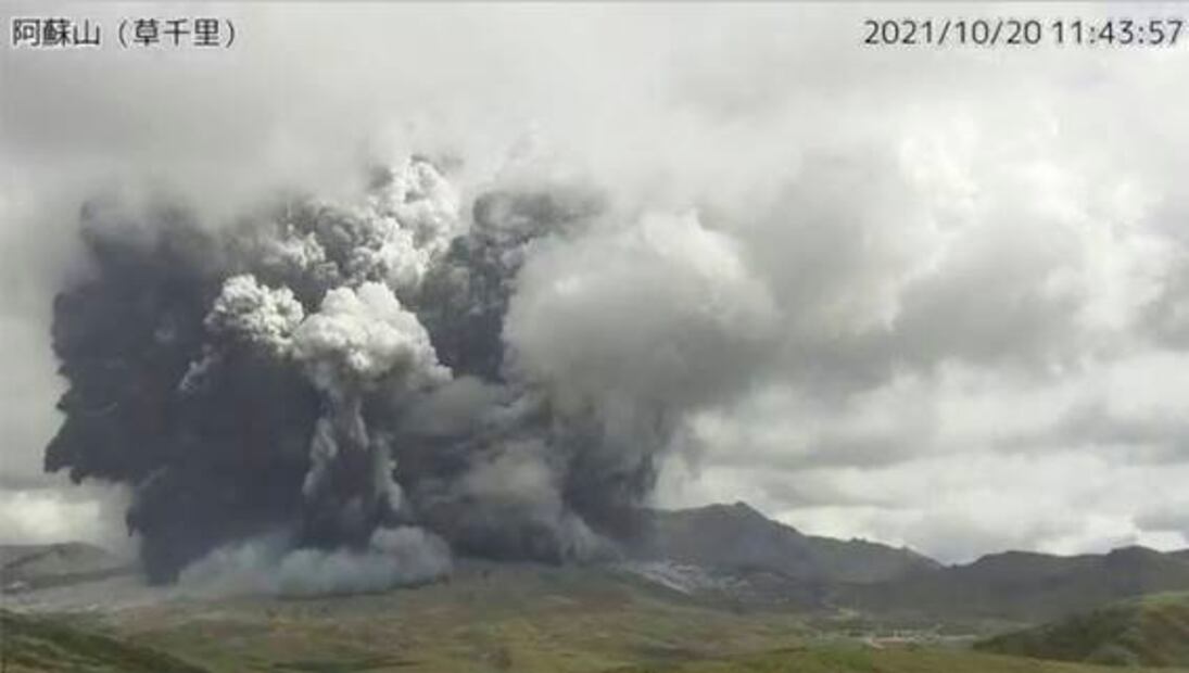 Así se vio en fotos la gigantesca columna de cenizas tras erupción del volcán Aso en Japón