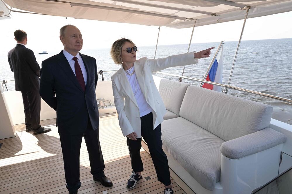 El presidente ruso, Vladimir Putin (izquierda), y la directora general adjunta de Gazprom Neft, Elena Ilyukhina (derecha), asisten a una ceremonia de izada de bandera en San Petersburgo el 17 de junio de 2023.  Foto: AFP