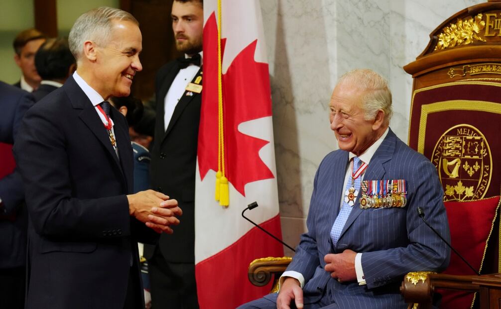 El primer ministro de Canadá, Mark Carney, a la izquierda, habla con el rey Carlos antes de que el rey pronuncie el discurso desde el trono en el Senado en Ottawa, Canadá, el martes 27 de mayo de 2025. Foto: AP