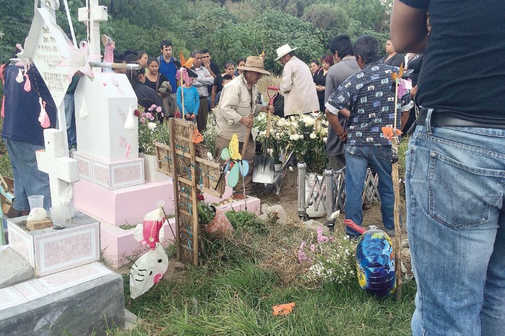 El cuerpo del infante fue velado durante ocho horas, mismas en las que su abuela no se separó de él (HUGO GARCÍA. EL UNIVERSAL)