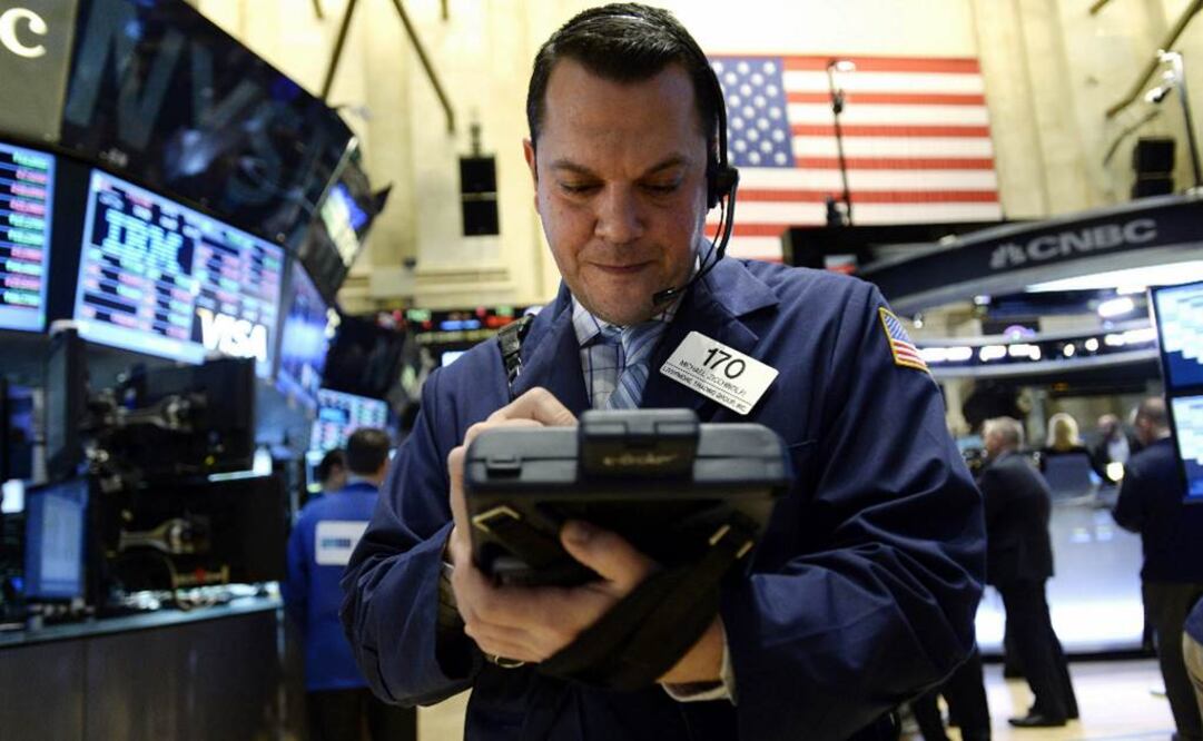 Mercados resienten decisión de la Fed; el dólar baja