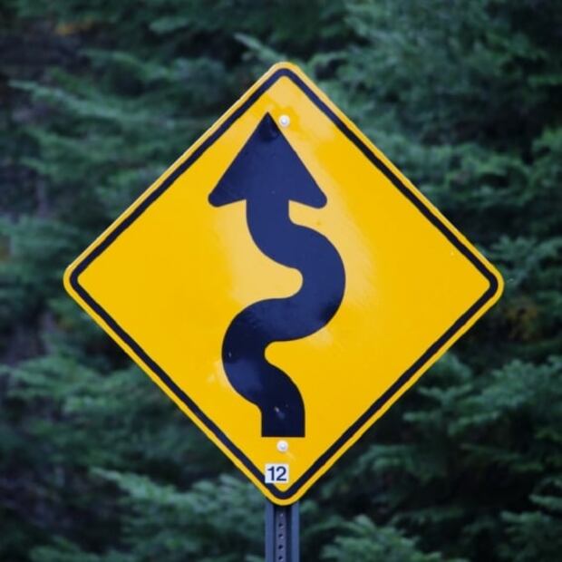 6 consejos sobre cómo tomar una curva en carretera de manera segura