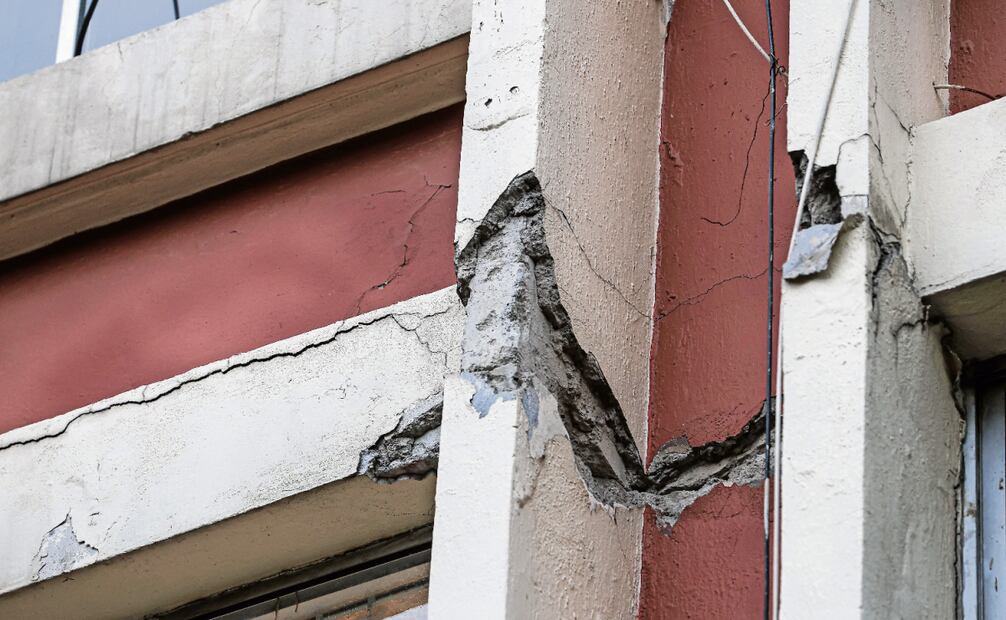 Con las lluvias se han reblandecido los muros del inmueble, por lo que los vecinos tuvieron que desmantelarlo, explicó la vocera del condominio. Foto: Gabriel Pano / EL UNIVERSAL