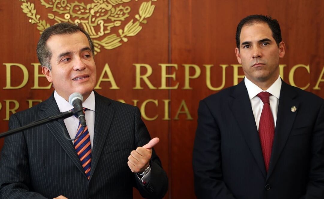 Luis Carlos Ugalde entregó el séptimo Reporte Legislativo; recibe Pablo Escudero, presidente del Senado. /Juan Carlos Reyes - EL UNIVERSAL