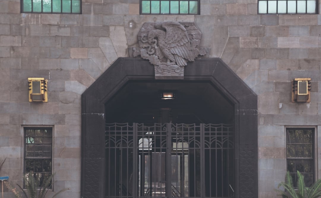 Abandonado, así luce el Centro Nacional de Culturas de la Salud Kalan (Lieja 7); incluso hay plantas en los escalones. FOTOS: CARLOS MEJÍA. EL UNIVERSAL