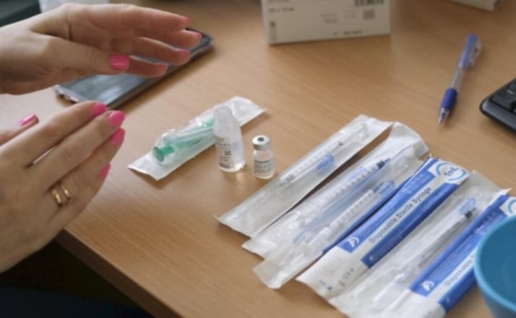 Combinar vacunas de Pfizer y AstraZeneca aumentan efectos secundarios: estudio