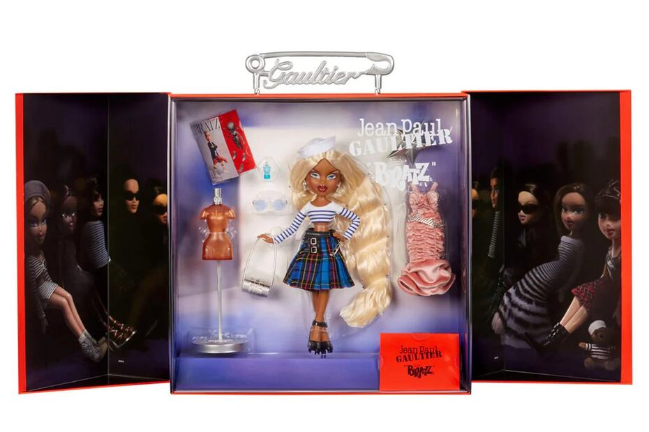 La caja tiene un original imperdible con la firma de Gaultier como asa. Foto: Especial