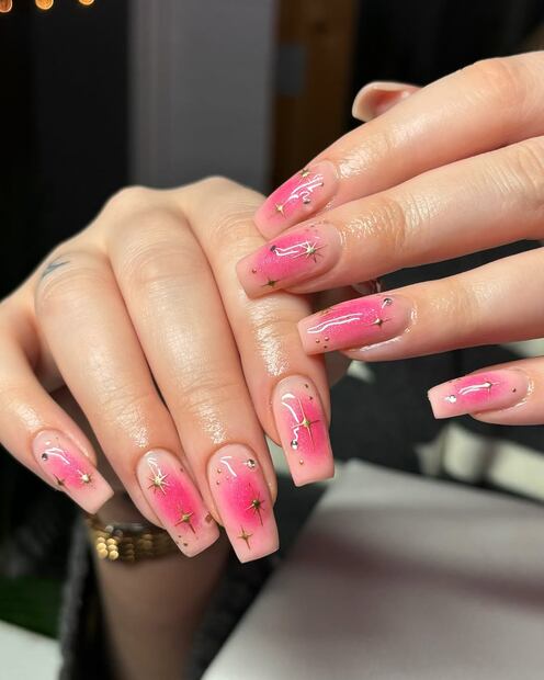 Suma dorado a tu manicura rosa de San Valentín. Foto: Instagram @ognailsuk