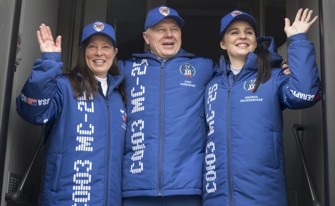 La astronauta de la Expedición 71 de la NASA Tracy Dyson, izquierda, el cosmonauta de Roscosmos Oleg Novitskiy, y la participante bielorrusa del vuelo espacial Marina Vasilevskaya, derecha, saludan antes de salir del Hotel Cosmonaut para preparase para el lanzamiento del Soyuz a la Estación Espacial Internacional. Foto. AP