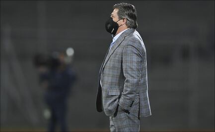 Tras críticas, Miguel Herrera dirige con cubrebocas