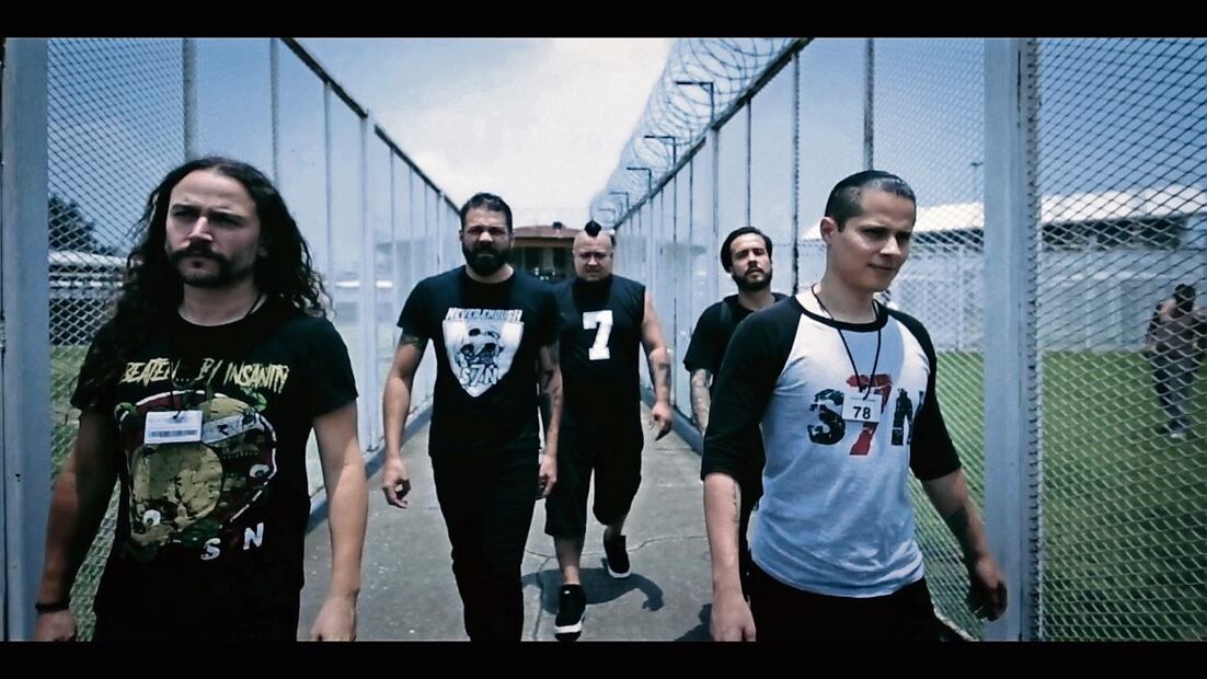 En el documental, la banda de metal S7N llevó en 2019 su propuesta musical por centros de reinserción social de México. Foto: Especial